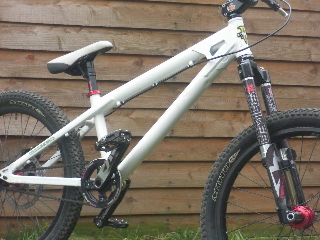 Identiti Krisis
WEE BEAST