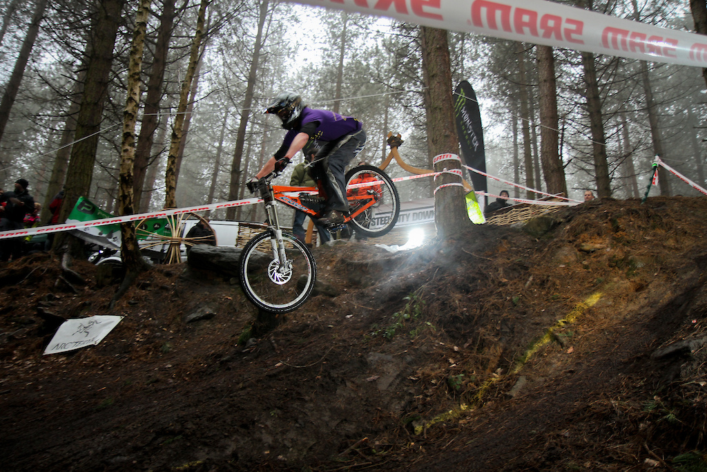 Practice run at the steve peat mini dh, dropping the roll in as i had no idea where i ws going :P

day turned out to be a mudbath, the track was pretty flat apart from this bit, fine if your steve peat on a carbon nomad, but a struggle for those who brought dh rides :S

fun day tho :D