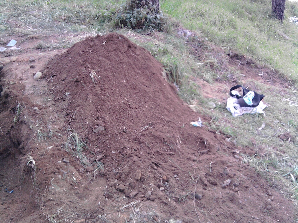 aumentai mais terra pra cima antes era a foto que tem ai no album com as tabuas mas ja aumentei mais ja a acabei mas so tirei  foto depois de deitar terra (aumentar)depois esquecime de tirar no fim :belas viram com ela acabada