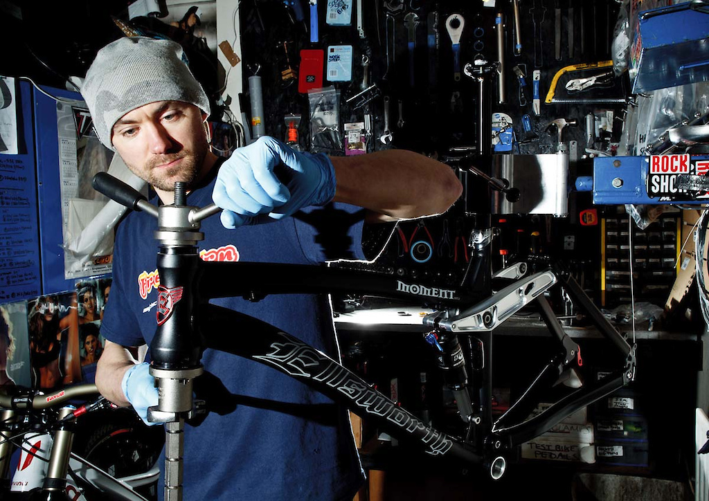 photo: PHIL STEINHARDT

Rob pressing zerostack taper headset into Ellsworth Moment SST 2 frame