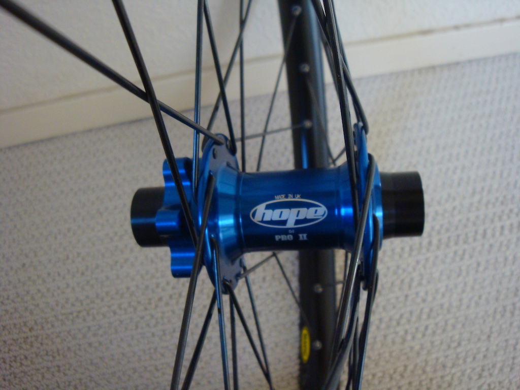 New front wheel. Hope Pro II's laced with DT spokes to a Mavic ex729 rim. Incredi-light!