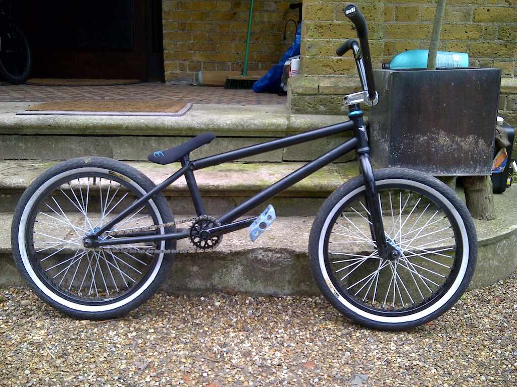 my bmxicle - amity russo frame, odyssey forks, macneil bars, proper stem,odi xl longnecks, eclat hubs, fly rims. abike tyres deluxe seat, odyssey twombolts cranks and odyssey sprocket