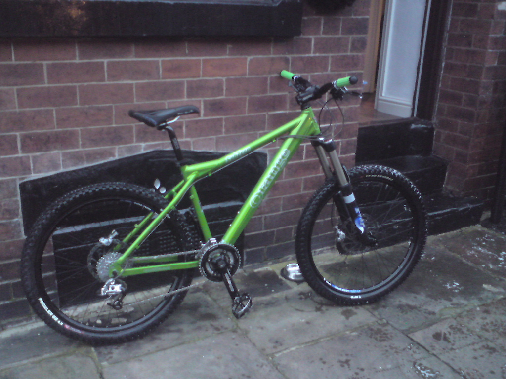 got new bars stem seatpost and juicy brakes in white to fit!!!