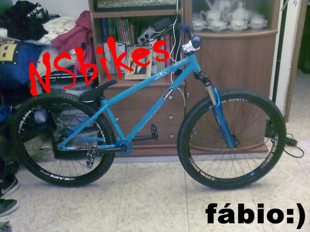 meti o eixo e os crancks pra ver como ficavam e até ficam fizes com cremalheira azul:D...mas inda me falta os bb's euro se alguem tiver avise sff