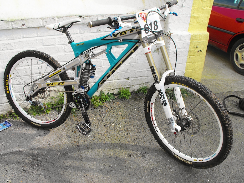 new yeti frame :) took a beating at moelfre annoyingly, thus the scratch on the downtube and swingarm, grr