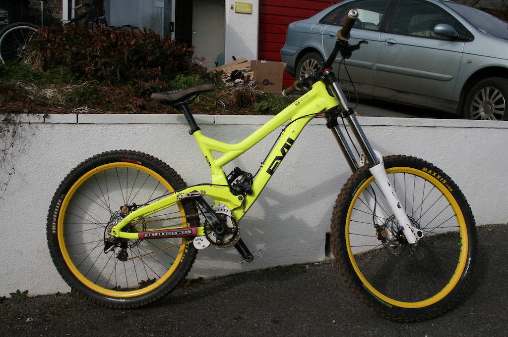 Evil Revolt, Nukeproof Wheelset, Saint drivetrain, Formula The One Brakes, 888 RC3 WC Forks.