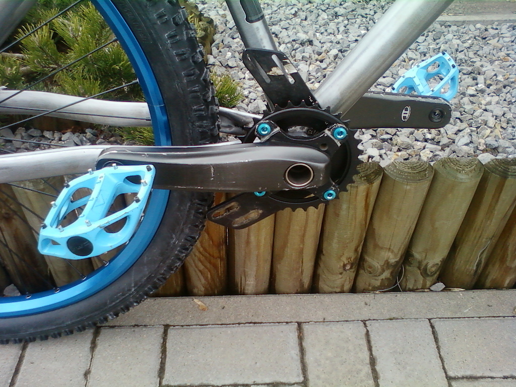 Saint cranks, DMR V8 pedals, Dartmoor Tracko.