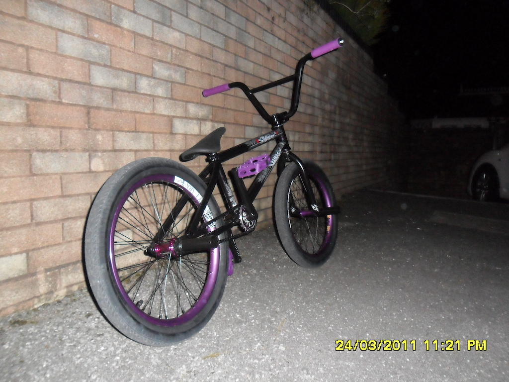 Kink Lost DutchMan, Macniel blazer forks, odyssey twombolt cranks, ty morrow bars, cult member stem, proper hubs and alienation rims!