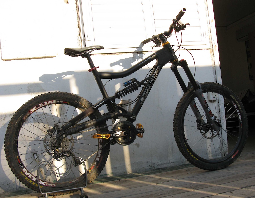 my new ride yay santa cruz bullit 08 full saint dhx5 and 66rc3 180 such a beast cant wait to ride her hard