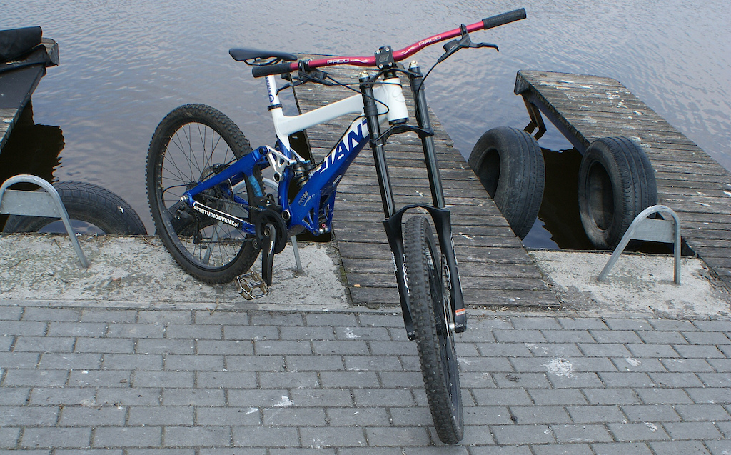 http://allegro.pl/show_item.php?item=1533883421   Rama: Giant Glory DH
Amortyzator: 888 RC
Damper. Dhx 5
Kola:Dartmoor, NS, DM
Hamulce: Avid Juicy 3
Korba: Saint
Przerzutka: Shimano
Kierownica: Paco