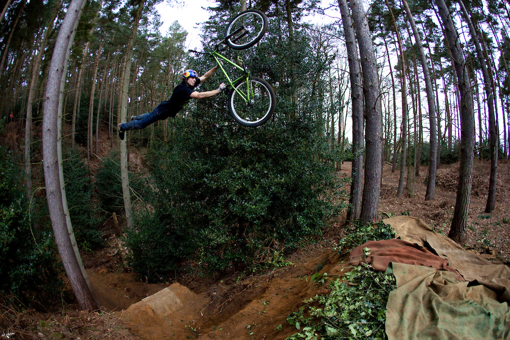 Szymon "Shamann" Godziek with his Cody and his friend Julek "Julo" Sokolowski with his Quinnie comes to UK again. Photos by Szymon Nieborak - www.delayedpleasure.com.
http://dartmoor-bikes.com