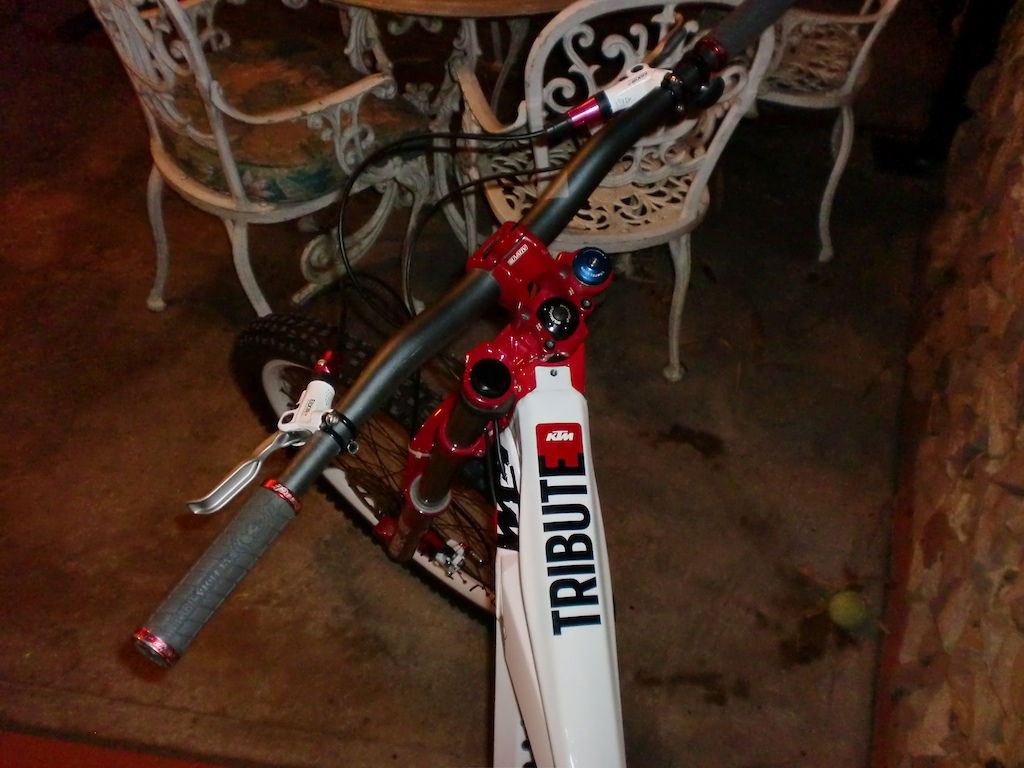 Se vende ktm tribute 2010 , la bici se compro en diciembre solo tiene 3 meses de uso !! se vende por urgencia economica !!! tiene horquilla boxxer race , amortiguador fox rc2 , frenos avid elixir cr , cambios saine , vielas truvativ , volante truvativ 780 , la bici es un cohete !!  Muy buen precio informacion por el tlf : 04241334538
