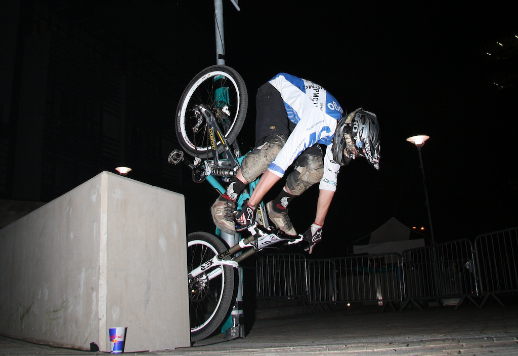 Same crash, just cropped to the good bit :P

again, cant manual of a drop without you're feet on the pedals..

thanks for the photo Eugene Clemence
