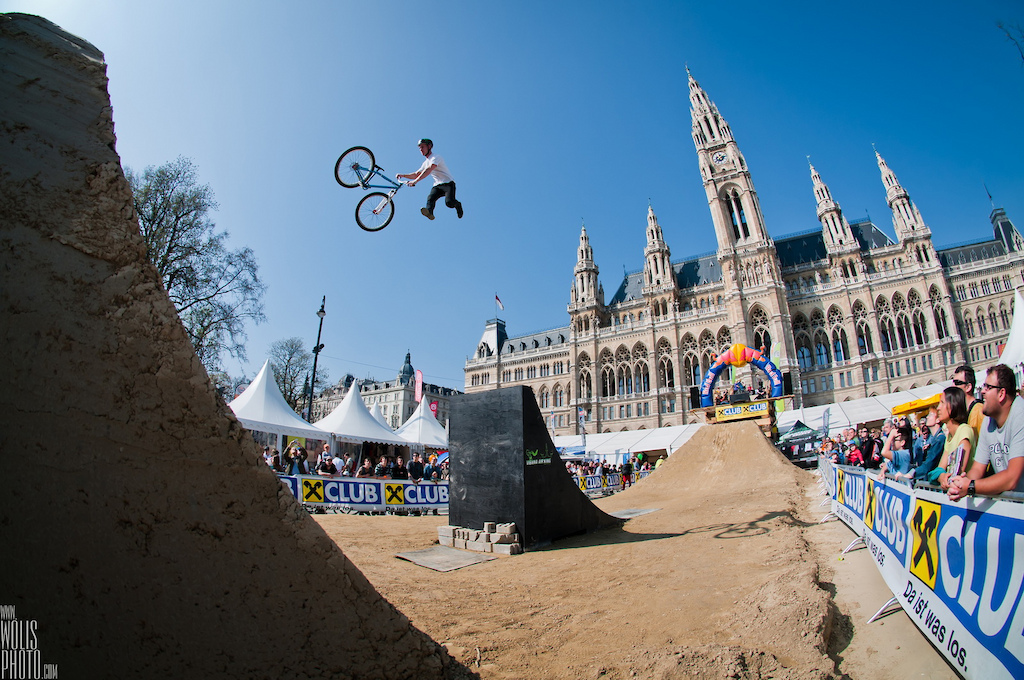 Sam Pilgrim (1st place) and Bartek Obukowicz (9th place) in action during Vienna Air King

Photos: Wolis (http://wolisphoto.com)