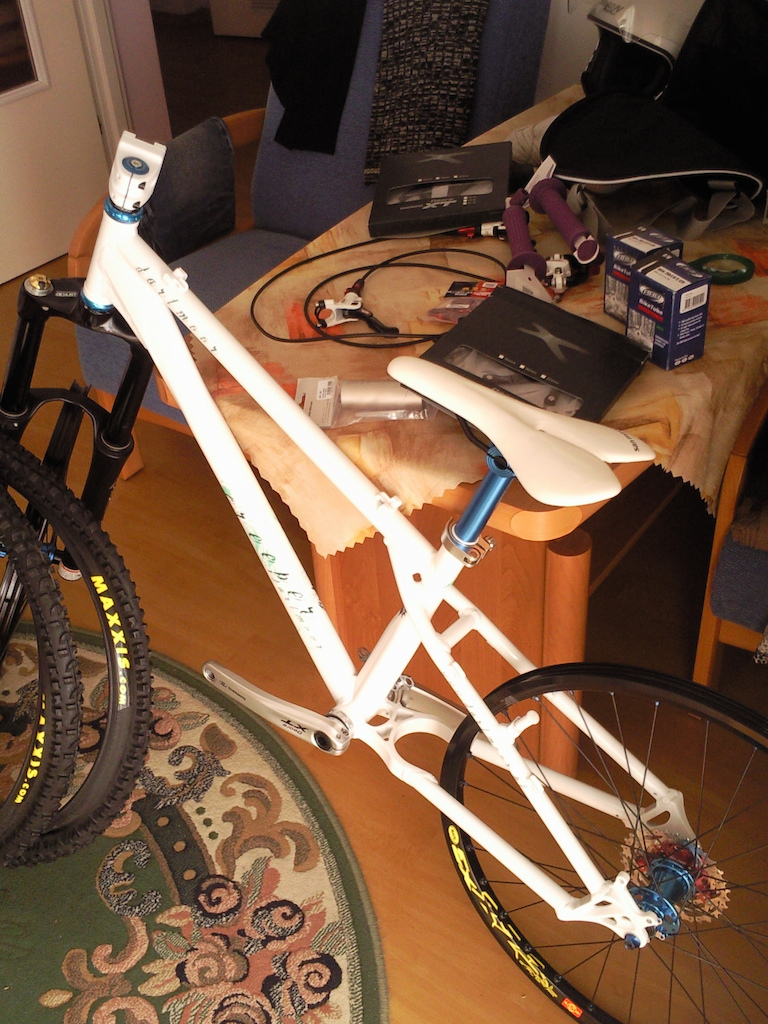 yesss my babe is getting shape ! all bike parts are on the place except... the bars T_T theyll be in 1 week in Poland :S

p.s. the grips and the peg are for my friend ;p