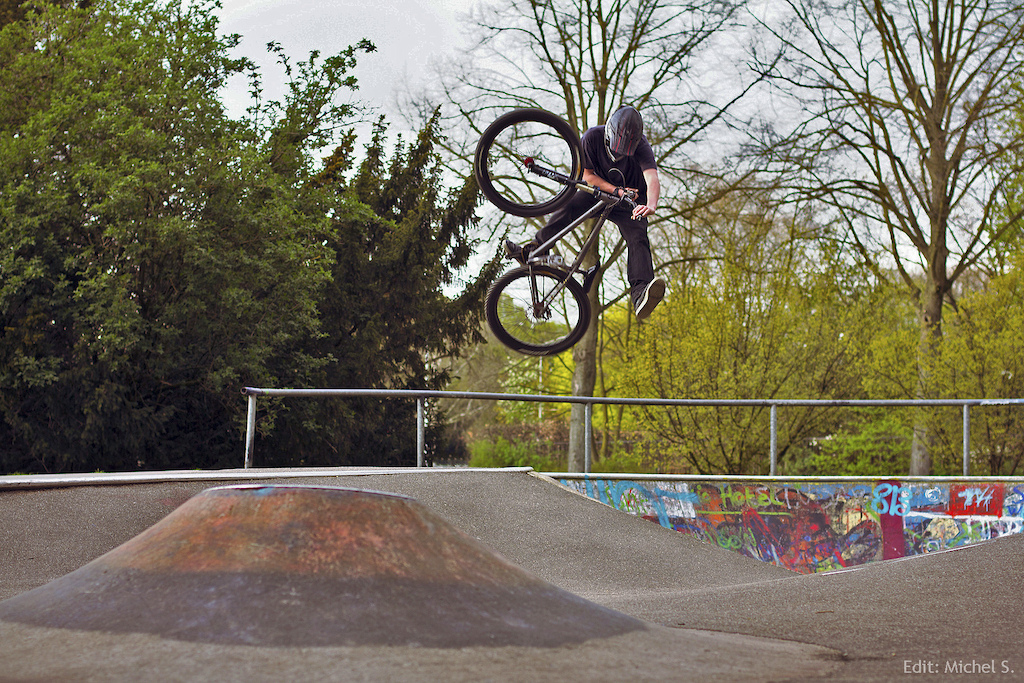 One footed tabletop. 
Picture : Aaron Zwaal 
Edit: Michel S.