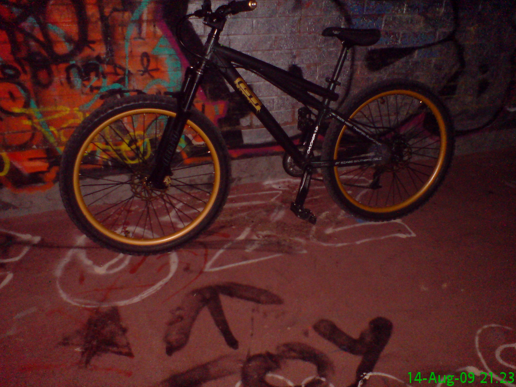 Stolen in Liverpool UK

Reward for return.

Hygia Elite gold brakes
Alligator discs
Hope bar ends
SRAM X7 rear mech
Monster sticker on left fork
Front mech removed
Continental Mountain king 26" tires 2.4

07591181743 ANY INFO