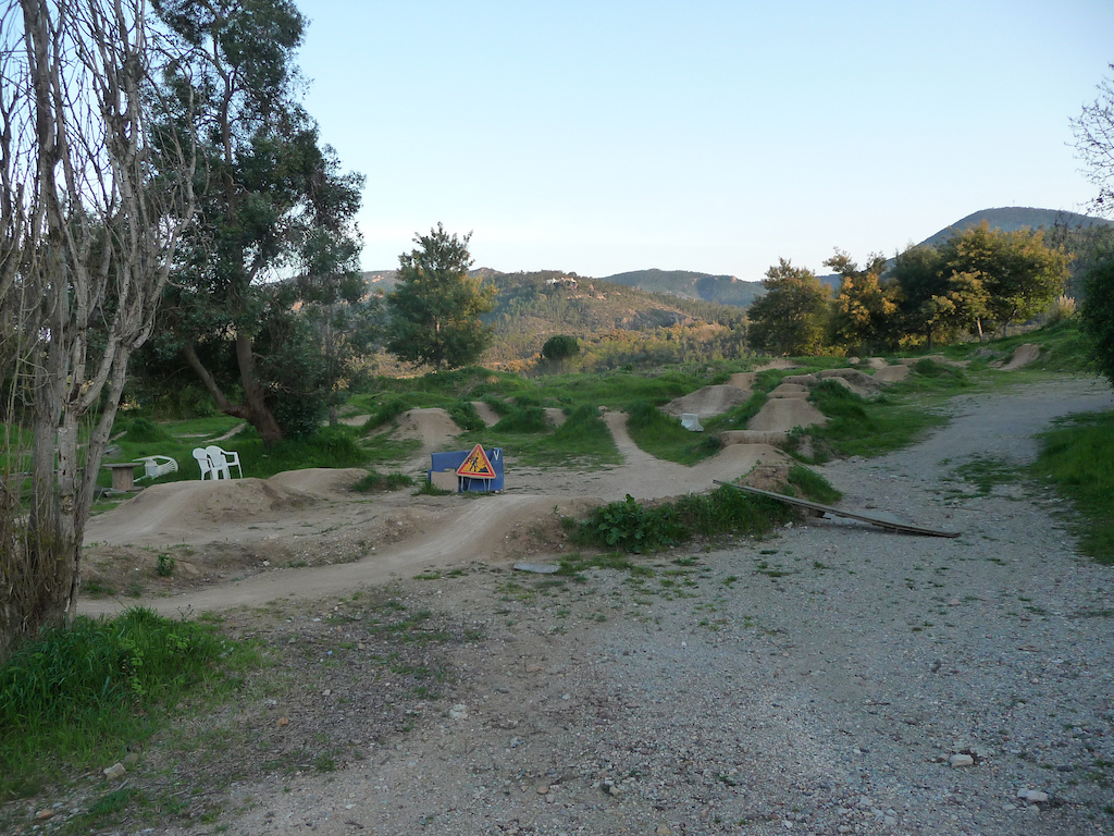 Came across this little playground built by the locals. Some pumptrack and little dirt jumping :)