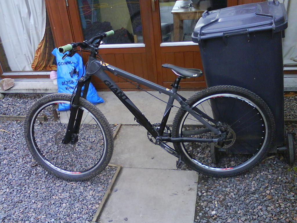 My newly built giant xtc 3.5 dirt jump bike :D