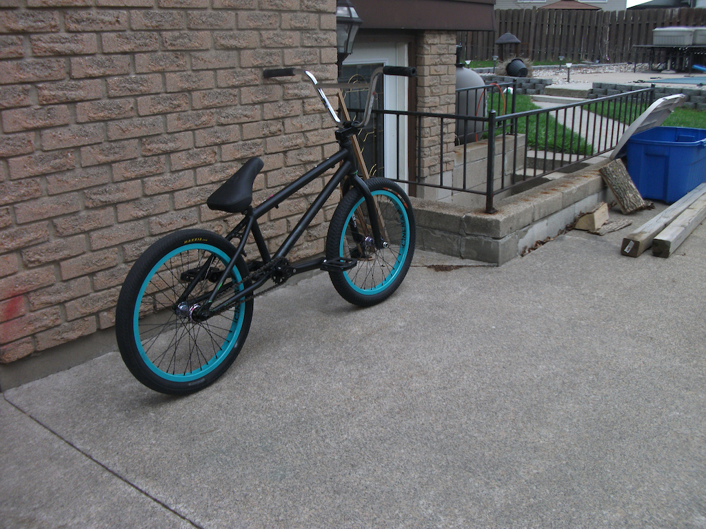 khe dirt, primo bb and primo hullowbites. disregard seat angle i really dont know how that happened