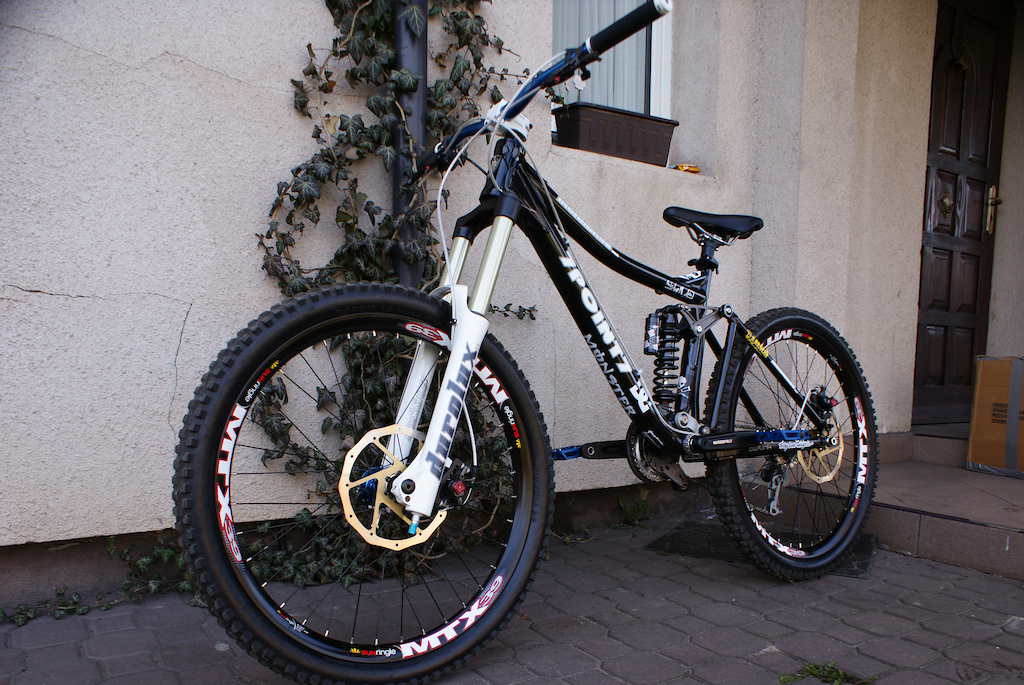 IRON HORSE 7POINT7 + SR SUNTOUR DUROLUX AIR 180mm + ROCK SHOX VIVID 4.1 222x70 + AVID'S BB7 203mm + MTX 39 (F+R) + HUBS ( DARTMOOR FREEFORCE &amp; NOVATEC DH 12X150mm) + HANDLEBAR DARTMOOR NITRO 780mm + HEADSET DARTMOOR EXILE + SRAM X5 + MAXXIS MINION DHF &amp; DHR 2.5 + TRUVATIV SHIFTGUIDE...