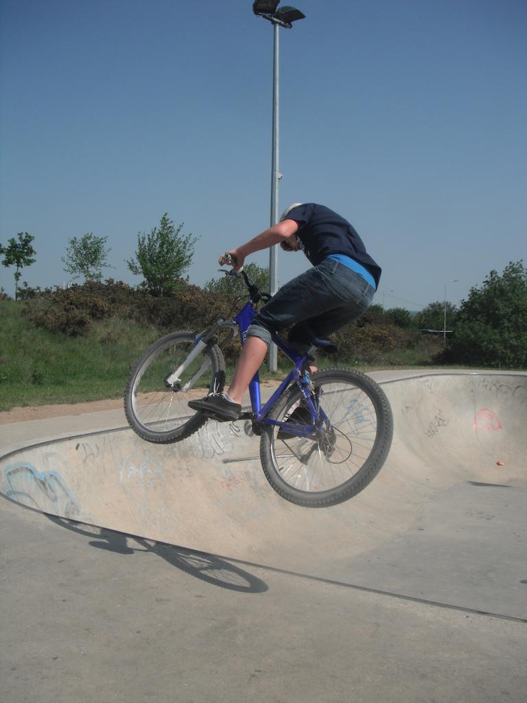 Ben 180'ing out of the bowl.