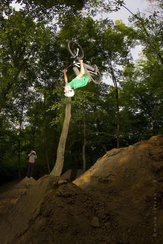 Step up trick-jump: flip. 
Foto: Mura Istvan Zoltan