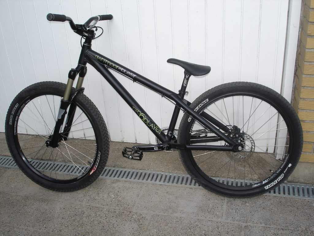 Manitou expert circus 100mm fork, raceface dialous stem, Ns bars hope headset and hubs, dartmoor racer grips and raider rims, wellgo b25 pedals, FSA Gravity Moto X cranks, DMR moto digger tyre front, tabletop tyre rear..