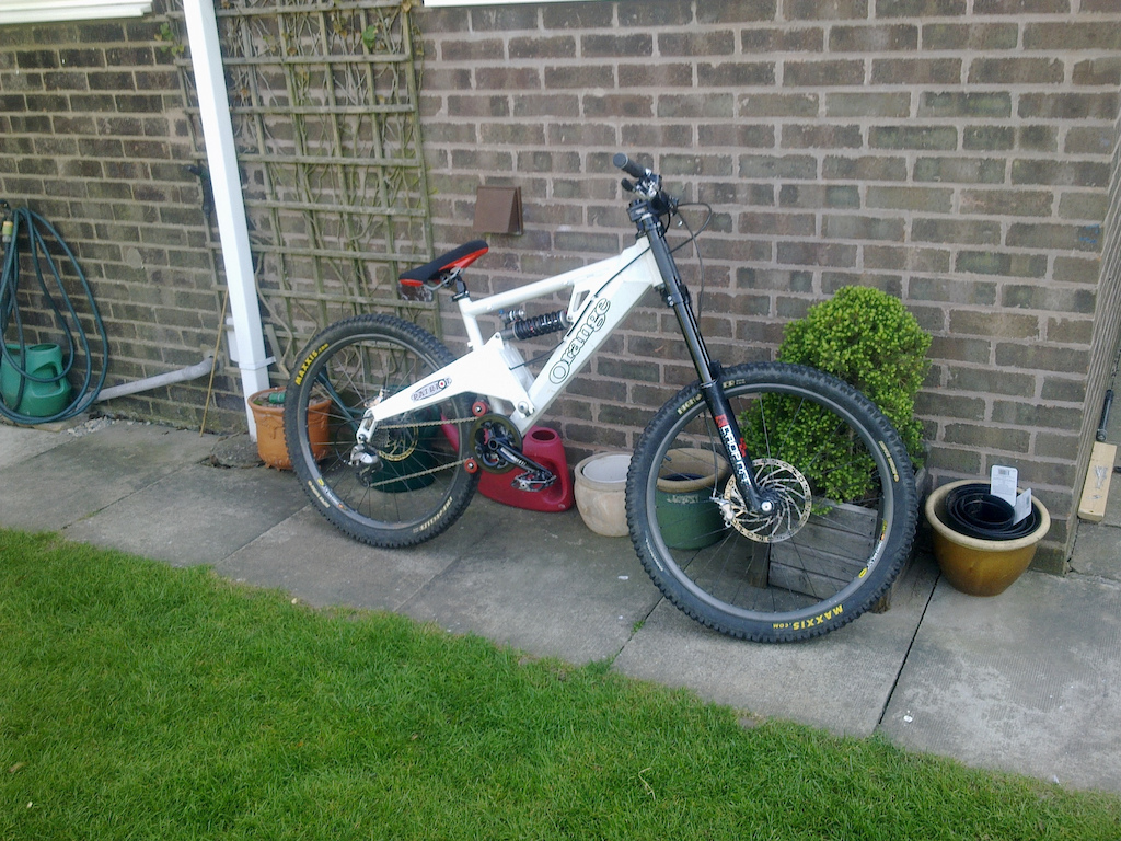 patriot now ready for the summer. new cranks (and bb) new brake pads, and forks thouroughly serviced. needs a better chain device but this one will do for a while.