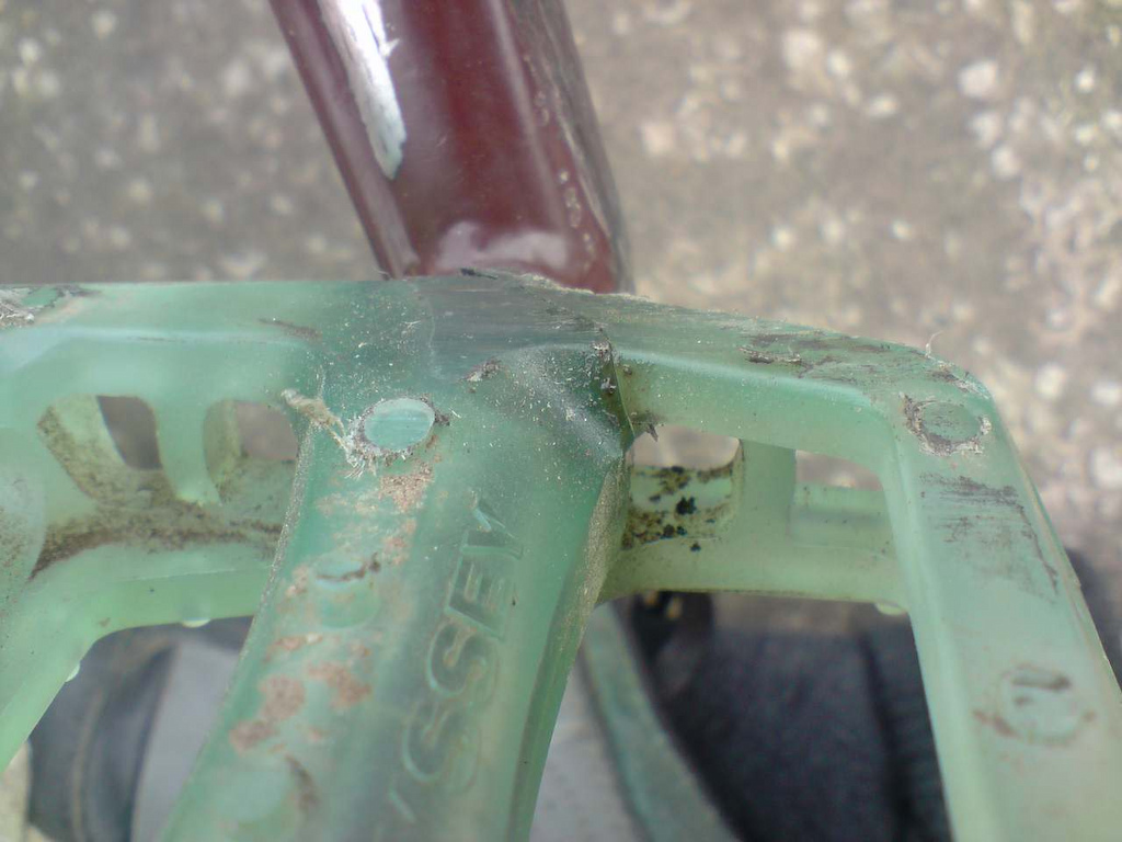 Pedal slides, 4days later
Cracked :|