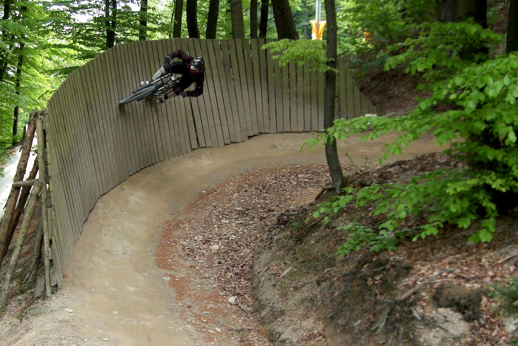 Really fun wallride on my new Glory 00! Bikes, good weather and friends: the perfect combination...