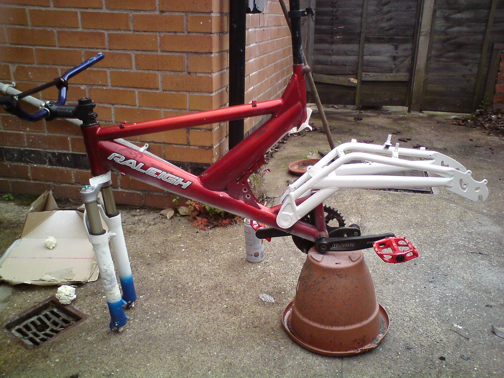 The Raleigh with newly painted swingarm and white 'fade' put in on the underside of the downtube.