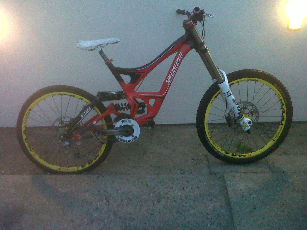 the new ride ... specialised demo 8 11 , fox rc2 40s ltd , deemax wheels , ethirteen bash ring , shimano gear set , hopt ti6 front brake ( 225mm disk ) hope m6 rear brake ( 203mm disk ) , maxxis minion tires , hope intergrated top crown (red) , saint cranks , raceface bb , rock shock vivid rear shock , 50 50 pedals ,