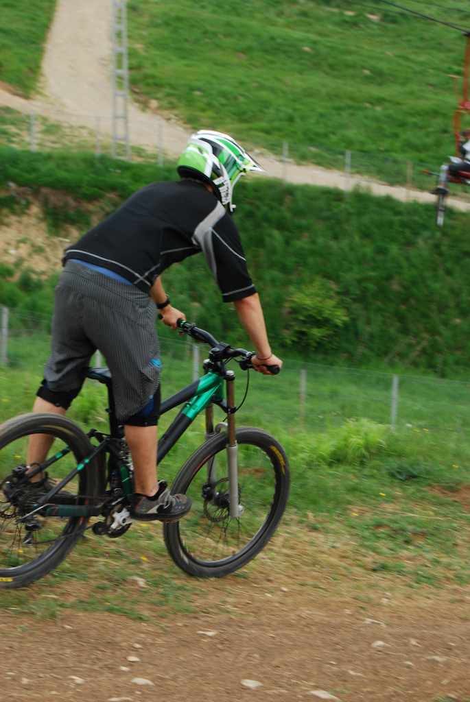 Bottom of the track the rocks shaked the pants off me=)))
all day went 8-9 laps wich meens 37-40 km of downhill