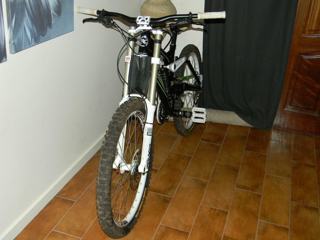 Selling the full bike, or only the frame. I would prefer to sell the frame only because it's a bit to small for me. Open for offers
Vendo bicicleta completa, ou apenas o quadro (porque ligeramente pequeno). Aberto a propostas..