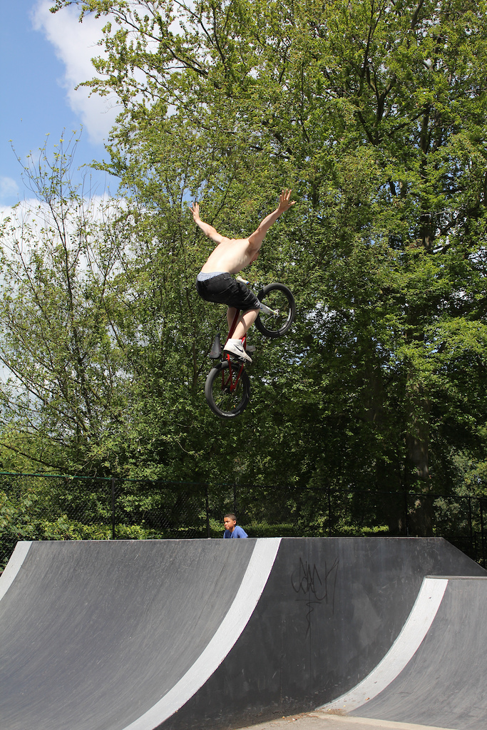 Tuck no-hander over box