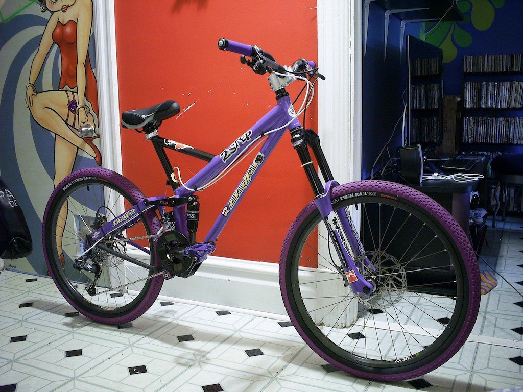 Frame: Balfa 2 step 2002, purple paint, custom stickers(Betty-Boop edition).
Fourche: Marzocchi z.1 r sport, modifier en bain ouvert, custom sticker. 
Amortisseur: Fox float r.
Guidon: answer protaper 25.4
Potence: Mr. dirt wild think (très rare)
Jeu de direction: ritchey wcs
Manette de dérailleur: Sram x5.
Derailleur arrière: Sram x7 long.
Derailleur avant: Sram x7
Cassette: Sram pg 950 11-34.
Chaine: Sram pc 991, power link.
Pédalier: Truvativ ruktion 170mm, black.
Boitier pédalier: Truvativ howitzer.
Plateau: truvativ. 
Guide chaine: blackspire stinger purple roller
Pédales: dmr v8.
Roue arr.: Mavic deetraks hubs, Marwi titanium spokes, d521 rim.
Roue av.: Mavic deetraks hubs, Marwi titanium spokes, ex721 rim.
Pneus: Halo twin trail purple.
Freins: Avid elixir3
collier de serrage: no name
Tige de selle: Spank 27.2
Selle: Dabomb Molotov.