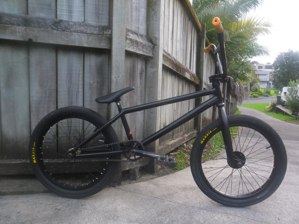 Frame Mutiny Loosefer V2.5 Fork United Squad Bar Mutiny Glamroids Headset WTP Grip Aaron ross Front hub Eclat pulse Front rim Eclat Bondi Odyssey spokes Tires grifters Cranks Eclat Tibias Bb United Sprocket 28t Superstar pimp Seat Cult Post Shadow Wedge Pedals JC/PC Chain KMC 410 with halflink Rear hub Eclat Pulse Rear rim Eclact Bondi Pegs United