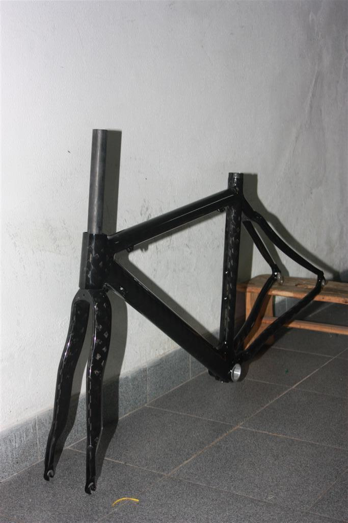 Vendo quadro e forqueta integralmente em carbono! 

TAM:52cm

PREÇO:350€