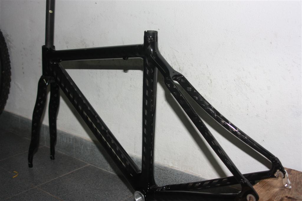 Vendo quadro e forqueta integralmente em carbono! 

TAM:52cm

PREÇO:350€