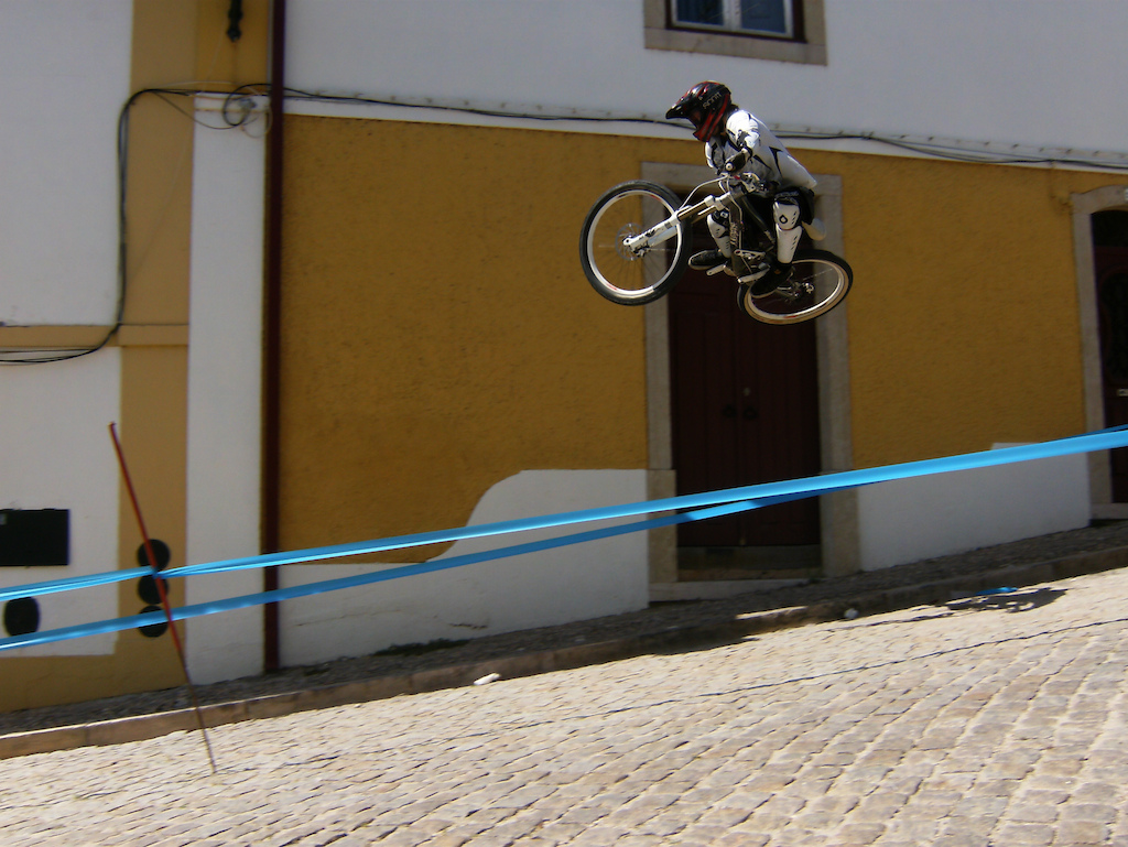 Having fun doing Table Top in DownTown - photo by João Ceia (thanks to 'samuelrc') :: full story @ www.ZEMTB.pt.vu