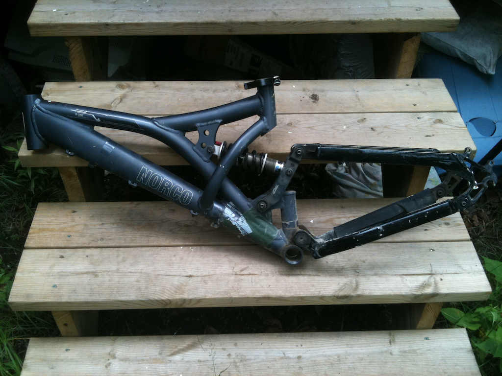 05 bline frame. Used not abused.
Tape is on the frame to protect it from bike carrier.