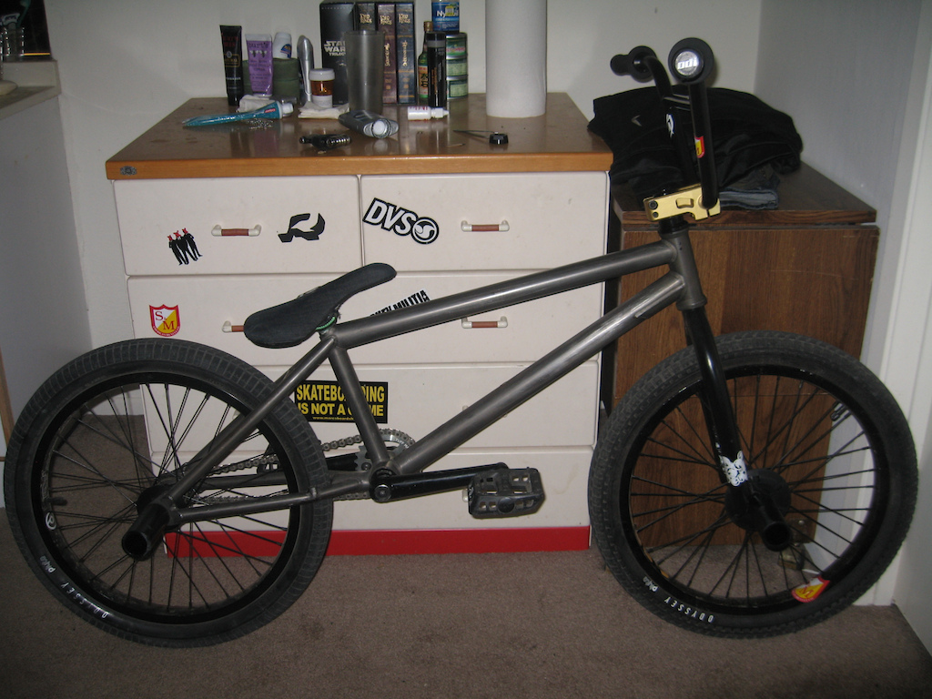 Frame: 2006 Volume Bikes 81 "Biz" 20.8" with Primo Mid BB
Fork: Shadow Conspiracy Creeper v3 026
Bars: S&amp;M Bikes Grand Slam XLT
Stem: Fit Bike Co Down Low Stem
Grips: S&amp;M Bikes ODI Lock-on
Barends: ODI
Headset: Kink Integrated
Clamp: None, Wedge
Seatpost: Animal Wedge Pivotal Post
Seat: Shadow Conspiracy seat with denim
Cranks: DK Chopstix 19mm
Sprocket: S&amp;M Bikes Tuff Man 25T
Chain: Shadow Conspiracy Interlock V2 Chain
Front Tire: Odyssey Dirt Path P-Lyte 2.20"
Front Wheel: Primo LT Hub 3/8" 36H laced to Primo Balance 6series Rim
Front Hub Guard: G-SPORT GLAND MK3
Rear Tire: Odyssey Path P-Lyte 2.10"
Rear Wheel: Primo Mix Hub 9t LHD 14mm 36H laced to Primo Balance 7series Rim
Rear Hubguard: BSD Jersey Barrier Version 2 for Mix
Pedals: Odyssey Twisted PC
Pegs: G-SPORT PLEGs
