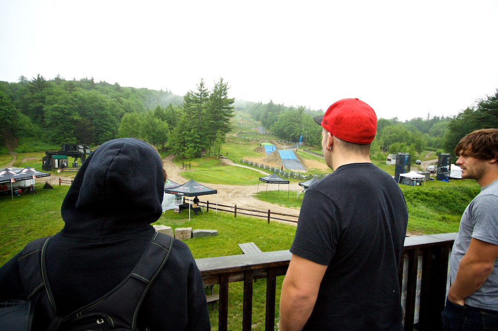 Checking out the course in the rain. Photo by Steve Hayes. www.trailburn.ca