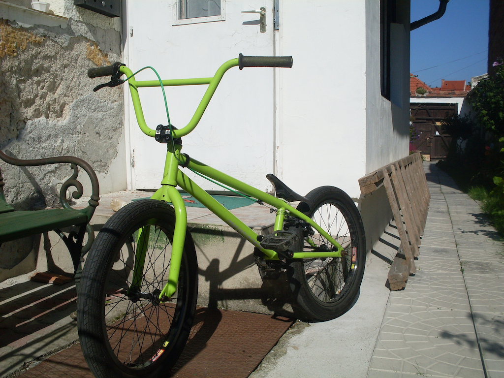 váz: eastern reaper 2010. 20.5
villa: eastern full cromo
htk: eastern nomad 48bordás
pedál: eastern műanyag
felnik: alex duplafalú 36L
agyak: első: eastern logo alloy, iparis



hátsó: eastern original Bi-Rectional Classic, kazettás, 9T cserélhető hajtás oldal
kormány: eastern 8.25'
súlya kb 10.3 :)