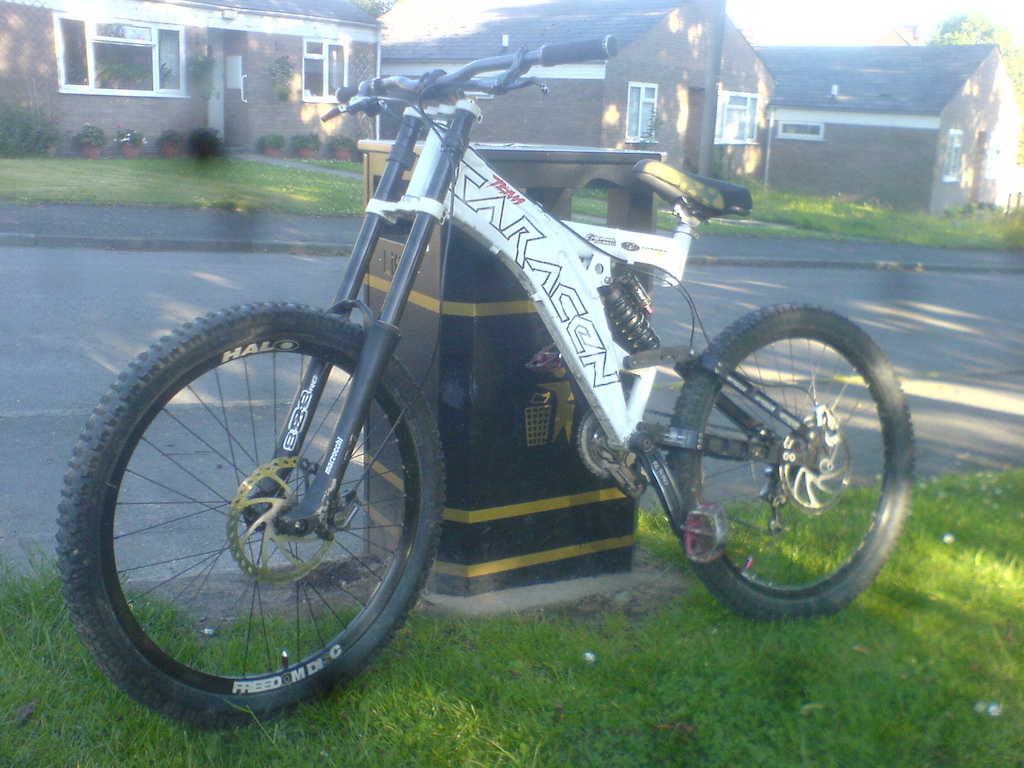 My 1999 Team Saracen Addiction / risse racing dh bike, Marzocchi 888rc's with upgraded risse racing flat crowns, Halo freedom front wheel, Mavic 721 on DT SWISS 440 freeride hub 12 x 135mm through axle rear hub, Sixpack milleum bars 780mm wide, Azonic big drop saddle, Fsa dh cranks, DMR v12s , E13 chain device, Hayes nine brakes 203mm rotors, FOX DHX rear shock, easton vice Dh stem, Maxxis high roller tyres 2.5 wide,  8" travel front and back