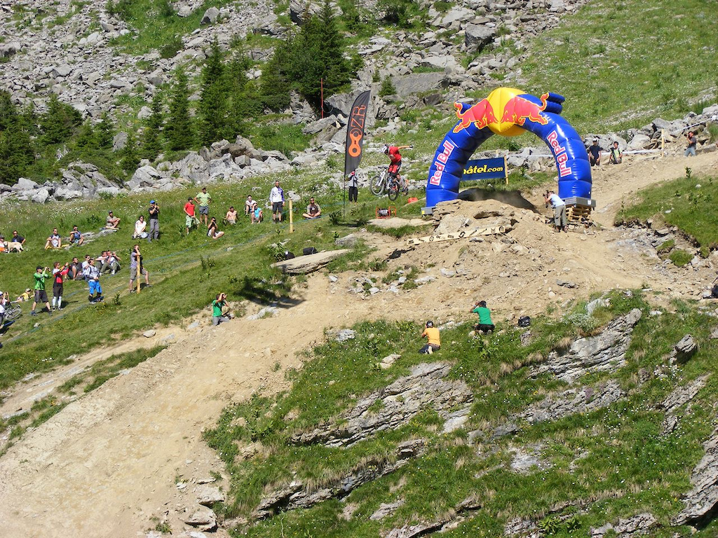 no hand suicide off the Red Bull road gap - Chatel Mountain Style 2011 finals