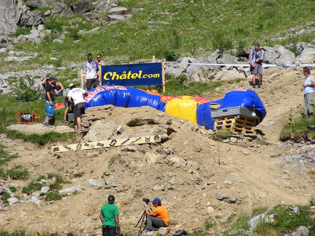 Red Bull road gap fail at Chatel Mountain Style 2011 finals