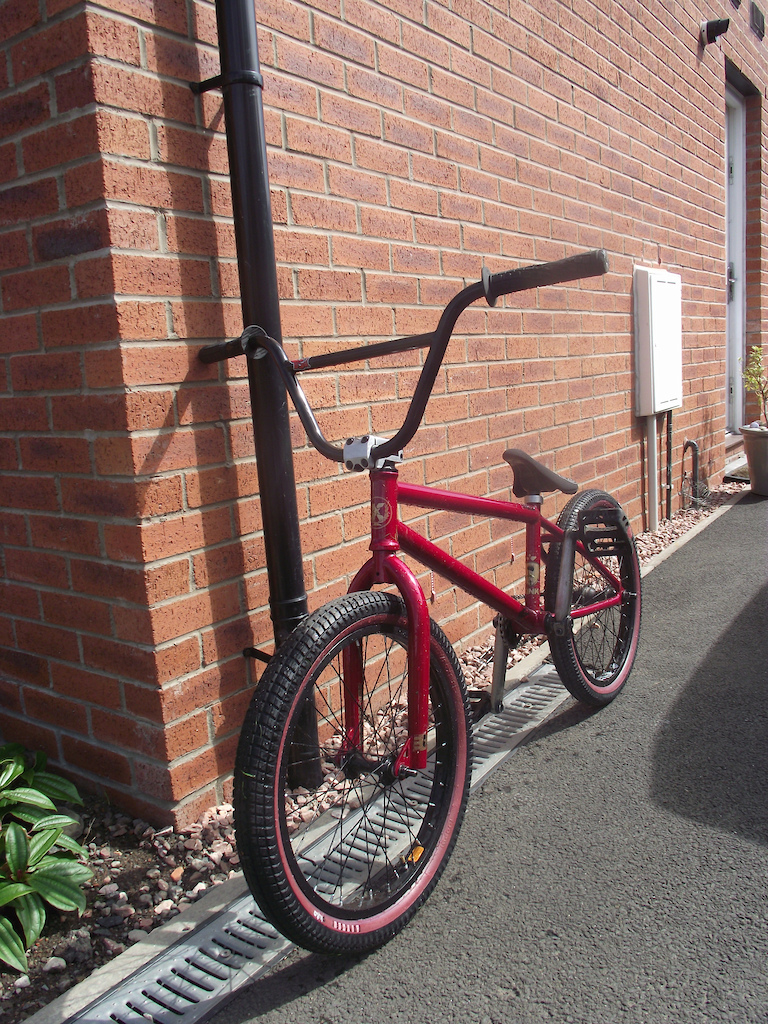 my bicycle with new highlanders, raw stuff, odyssey mike aitken red walls, and federal slim seat. :D