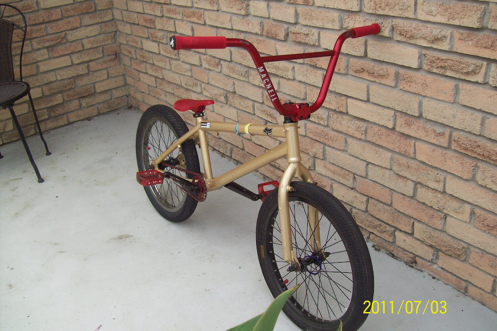 grips:odi longneck
bars:macneil xlt
stem:fbm crownroyal 2
headset:cane creek
frame:2010 haro f3 custom
fork:stock
front tred:haro ms4
back tred:snafu dirty 30
front wheel:shadow m3 laced to a shadow rapto triple wall whell
back wheel:nitrous double shot double walled
seat:fit pivitol plastic
seat post:fit stout pivitol
seat post clamp:snafu
pedals:fit plastic
cranks:stock
sprocket:macneil light
chain:kmc light
air caps:macneil
bb:amiracan mid 19 mm